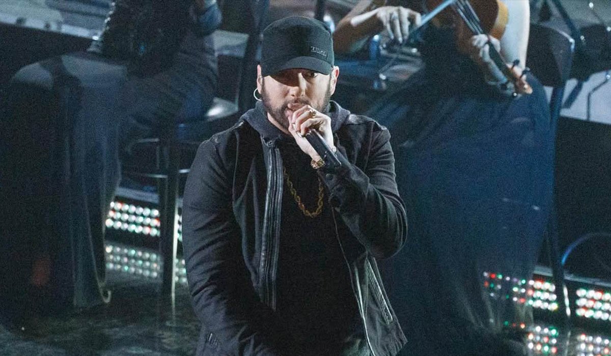 Eminem performing Lose Yourself at the 2020 Oscars.